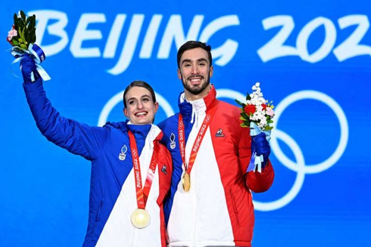 นักสเก็ตชาวฝรั่งเศสคว้าเหรียญทองโอลิมปิกครั้งแรกที่ ไม่จริง